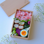 𓂃◌𓈒𓐍◌𓈒.ずっと憧れていました。#桜の花塩漬け を使ってお弁当を作ることを🌸　&bull; 桜ご飯&bull; 長ネギの肉巻きふ〜塩味&bull; 小松菜のごま和え&bull; ゆで卵&bull; 紫キャベツラペ&bull; &hellip;のInstagram画像