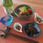 .いつものごとく時差投稿ですが💦先日購入してきた #日本酒 を飲みたくて😜#地味なおつまみ で軽～く #おうちのみ残り野菜とお肉の #炊き合わせ中途半端に残ってた大根、人参、菊芋、里芋&hellip;のInstagram画像