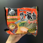 夫婦で大好きキンレイのラーメン！水もいらないし鍋に入れるだけで簡単にラーメン出来上がり！しかもトッピングもはいってるからありがたい、、、。家の目の前が桜並木なのでそれを見ながら頂きました♪もう&hellip;のInstagram画像