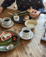 豆乳スライスチーズでピザトースト。はじめにチーズトーストで出したら、🤵&zwj;♂️が「これは普通にチーズとして美味しいね。ピザトーストにしても美味しそう」とのことで採用。これでプラントベースなの有り難&hellip;のInstagram画像