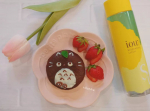 .親子で大好きなロッテのチョコパイにトトロをデコ&hearts;️👦「ねぇ ママ～ なんでパイじゃないのに チョコパイなの？｣と 聞かれ👩「たしかにっ💥なんで？！！｣と 🔎ってみたら米国&hellip;のInstagram画像