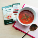 黄えんどう豆100％ミニパスタ「ZENB MEAL」とスープのセット。味は普通の小麦粉でできたパスタみたいでクセもなくつるもち食感で美味しいです✨大きめのカップに水と入れて3分レンチンするだけ&hellip;のInstagram画像