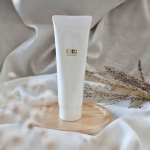 ♡するするとメイクによくなじみ、 摩擦が気にならない^ ^洗い上がりもすっきりしっとりのクレンジングゲルです。とろーりとろけるようなテクスチャー♡メイク汚れもするっと洗い落としてくれます&hellip;のInstagram画像