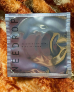 【NEEDROP〈マイクロニードル化粧品〉】14種類の美容成分をニードルに成形し、角質最深部に直接届けるスペシャルケア化粧品です。目に貼ってその上からマッサージしているとちょっとチクチクはする&hellip;のInstagram画像