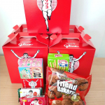 グリコ可愛いミニプレゼントセット机の上に置いておいたら帰ってきてすぐにこれなに～？！と嬉しそうに開けてました😊中身は子どもたちが好きなお菓子がたくさん入ってます！！可愛くて持ちやすい箱なのでプ&hellip;のInstagram画像