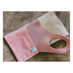 yun.yut_k*⋆✈．．普段外食とか行ってマスク外す場面でそのままテーブルに置くのは抵抗あるから自分の鞄に入れたりしてたんやけど最近はこれ使うようにしてる✨タオル地で洗って使えるから衛&hellip;のInstagram画像