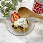 ..モニプラ経由で　#オリゴのおかげ を頂きました！今の季節美味しいいちご🍓をのせたグラノーラヨーグルト🥣にオリゴのおかげをかけてみました✨いちごには、ビタミンC、カリウム、葉酸がたっ&hellip;のInstagram画像