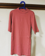 「ＵＶカット綿１００％フライス素材プチハイネック５分袖Ｔシャツ」を着てみました。程よく肉厚で、１枚でも着られる綿１００％のやわらかＴシャツ。トレンドのプチハイネックが新鮮。洗濯しても毛羽立ちにく&hellip;のInstagram画像
