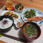 .ある日の #おうちごはん🍴 鮭のムニエル🍴 豆苗と舞茸のソテー🍴 グリーンサラダ 🍴 厚揚げの焼いたん🍴 菊芋の甘酢漬け🍴 茄子とわかめのお味噌汁🍴 炊きたてご飯鮭のムニエルに&hellip;のInstagram画像