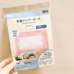 🌼 monitorマスク用のジッパーポーチ🤍マスク取ったらそのままポイってカバンに突っ込みがちだけどこれなら衛生的に収納できる🥹外出時だけじゃなくても自宅でお薬なんか入れるのにも◎&hellip;のInstagram画像