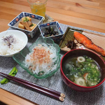 .#地味ごはん*塩鮭#揚げ出し豆腐#ひじき煮#オニオンスライス#きゃらぶき#お味噌汁(ちくわ、新玉ねぎ、わかめ、青ねぎ)#しそふりかけご飯 スーパーで #湯通しひじき を見つけた&hellip;のInstagram画像