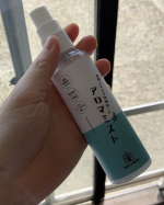 ネオグリーンのアロマミスト。届いた時位から、蚊が出てきたりしているのと、BBQに行ったので、すごく重宝しています。私は好きなユーカリと柑橘系の強めの香りが最初はします。苦手な人もいるようで、う&hellip;のInstagram画像