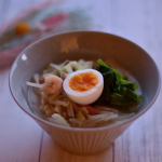 *自分で出来るラーメンに大喜び♡小学生じゃないので火はもちろん見てますが破いて鍋に入れるだけなのでやりたがる笑あーどうぞどうぞ！野菜増しにしたけどラーメンの味になってるからか食べて&hellip;のInstagram画像