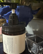 約１か月使用してみたところ、パサつきやすくまとまりづらい髪の毛が、まとまりやすく、スタイリングしやすくなったみたいです。泥を使ったシャンプーなのでグレーっぽい色合いの珍しいシャンプーです。ベルガモ&hellip;のInstagram画像