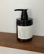 元々、癖がひどい私の髪。産後の抜け毛がようやく落ち着いたと思ったら、以前にも増して髪のゴワつきやまとまりのなさが際立ってる状態💦泡立たないから洗ってる感覚があまりないけど、スーッとした爽やかさが&hellip;のInstagram画像