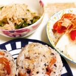 モニプラでマルトモさんの鰹節を頂いたので、鰹節と梅肉で母のおにぎりを再現してみました(^^)亡くなった母との思い出が蘇り懐かしい味がしました。無限ピーマンと大根サラダにも鰹節をトッピングすると風味&hellip;のInstagram画像