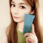 メイク落とし迷子になっていた私の最近のお気に入り【DoWhite+(ドゥホワイトプラス)】💙テクスチャーは少し粘度がある透明なジェル。メイクと馴染ませると、だんだんと温かくなりホットクレンジン&hellip;のInstagram画像