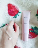 モイストラボのカラー下地、ピンクグロウ💝とってもみずみずしく軽いつけここち♡そしてキラキラのラメがほんのり入っているので、自然なツヤ肌に仕上がります！塗ったときべたつかず、かといってカサカサ&hellip;のInstagram画像