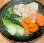#玉露園 さんの#わさび風味こんぶ茶 モニターでいただきました。早速調理。#鶏肉と青梗菜の治部煮風片栗粉をまぶした鶏肉を焼いて、人参とお水を加えて煮込み、人参に火が通ったら、青梗菜とわさび風味昆&hellip;のInstagram画像