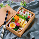 おべんとうしょうゆが入ってるよ！な、お弁当🍱✨　息子くんの中間考査が終わり今日からお弁当再開です。　　・グリンピースごはん・チーズはんぺんフライ・卵の人参しりしり・ゆで卵&hellip;のInstagram画像