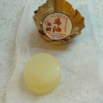 momijitoajisainoniwa12（株）ネオナチュラルさんの『馬油石鹸』です。丁寧は包装から取り出しました。シールには「健やかなお肌の為の窯多気石鹸」「合成界面活性剤、合成香料、&hellip;のInstagram画像