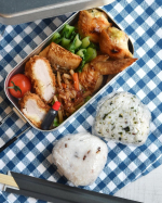 久しぶりにお弁当作ったよ🌸好きなものばっかり詰め込んだから茶色い〜🤣笑卵焼きとか作ればよかったかな🙄うーん。お弁当にぱっと入れれるソースや醤油があれば便利ですよね🌸正田醤油の『おべんと&hellip;のInstagram画像