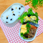 お弁当❤お弁当にピッタリの小さくて便利な#PR #正田醤油株式会社 #正田醤油 #おべんとうしょうゆコーン＆ズッキーニの包まない焼売を作りました。フライパンにレタスを敷いてお水を少&hellip;のInstagram画像