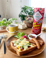 ＿＿＿＿＿ ⋄ 𓌉𓇋・・この時期お昼は食べられないこともあるので朝はしっかり𐩢𐩺・・我が家の定番ピザトースト🍕・ホットケチャップならタバスコ要らず👍・・程良い辛さで美味しい😋・&hellip;のInstagram画像