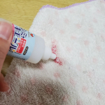 携帯用応急シミ抜きつかってみました！持ち運びしやすいサイズ！口紅💄の汚れがなんとおかげで落ちました！すごい😍⤴️⤴️便利グッズですね！これは、子持ちのかたや万が一のときにも良くて女&hellip;のInstagram画像