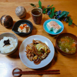 🍜おうちごはん🍜おひとり様ごはんを楽しみました♡昨夜の残りの野菜スープが本当に美味しくて、今日も作ろうかなと思うほど😂そして、メインは冷奴なんです！！豆腐じゃなくて、鰹節がメイン！！！&hellip;のInstagram画像