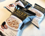 ︎お家で簡単トリュフリゾットいただいてみました✨️器にご飯とこのトリュフリゾットの素を入れてお湯を注いで混ぜたら完成✨️トリュフの香りが良い香りで本格的！濃厚で美味しかったです😊時間ない時&hellip;のInstagram画像