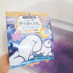 🤍汗かきエステ気分　スリープ＆ナイトシナモロールのイラストがめっちゃかわいい!!ドン・キホーテ限定品表は、すやすや気持ちよさそうに寝ているシナモロール裏には、お風呂に入っている&hellip;のInstagram画像