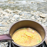 川原でのラーメンが最高すぎる🤤❣️⁡ラーメン好きな夫に似たのか、⁡息子たちもラーメン好き！⁡⁡キンレイの水のいらないラーメンを⁡川原で調理して食べてみたら&hellip;⁡なんて美味しいんで&hellip;のInstagram画像