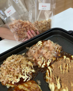 家族が揃った週末、お好み焼きパーティーをしました‼️‼️‼️ホットプレート料理って　イベント感があって大好き❤食もお酒も進みます🍺笑笑我が家のお好み焼きには　チーズ、長芋、お餅をた〜っぷり&hellip;のInstagram画像