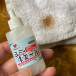 外食中にソースが飛んだ！醤油が飛んだ！なんて経験ありませんか？うち、めっちゃあります&hellip;とりあえず濡らしたおしぼりでトントン&hellip;とか、してみるけど綺麗に取りきれなかったり。台所用洗剤でもみ洗いし&hellip;のInstagram画像