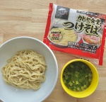 .キンレイカドヤ食堂つけそばをお試しさせていただきました🥢⭐️もっちりとした麺は300gで北海道産小麦「春よ恋」100u0025使用です💡麺は電子レンジであたためて水で締め、スープは&hellip;のInstagram画像