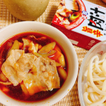 今日の晩ごはん。　甘辛肉汁うどん！袋に入ってるお出汁とお水を沸騰させて豚肉と長ネギと油揚げを煮て。。冷たくしたうどんをつけて！つけ麺🍜ピリ辛でめっちゃ美味しい😋😋😋うどんがどれだけあっても食&hellip;のInstagram画像