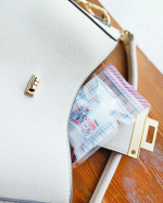 携帯用応急シミ抜き『シミ・キエールヌーボー』✨ネーミングセンスが面白いこちらの商品、実力は折り紙付き❤️💛カーテンについてしまったチョコの汚れにこちらを使ったら綺麗にしみ抜きできました🥹✨油性&hellip;のInstagram画像