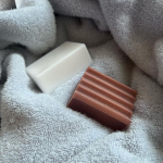 新感覚のシャンプーとコンディショナー🩵🤍🩵🤍固形タイプのシャンプーとコンディショナー初めて使ってみた🫧ドライヤーで乾かしたとき、ふわふわのさらさらで乾くの早くて、びっくり！しかも、ちゃんと香&hellip;のInstagram画像