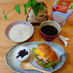 🥐朝ごパン🥐クロワッサンサンドとコーヒーそして、たまねぎの冷たいクリームスープで休日の朝ごはん楽しみました🌿北海道産たまねぎから作られているスープは、そのままでも、冷やしても、温めても、牛乳&hellip;のInstagram画像