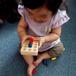 ネット親子教室「ベビパEdu!」始めました。下の子が11ヶ月なので、11ヶ月号が届きました。教材の三色ペグはまだ早いのではないかと思いましたが、だんだんにできるようになってきて、ペグを抜けるよう&hellip;のInstagram画像