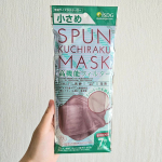 まだまだマスクを使いたい場面もあるので今日はこちらを使ってみました✨小さめサイズのSPUN KUCHIRAKU MASKです！私が使ってみた色は「ボルドー」で、結構深めの色！艶がある感じなので&hellip;のInstagram画像