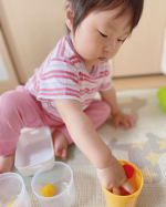 すごい真剣に遊んでる👏自分でおもちゃの袋持ってきてこれやると伝えてくれる‼️3枚目のアクティビティカードがあるから参考になって助かる😭#PR #株式会社TOEZ #ベビパedu #babypa&hellip;のInstagram画像