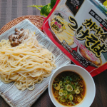 ❦冷凍コーナーでとっても気になっていた『カドヤ食堂 つけそば』大阪の名店のお味がおうちで手軽に食べられるなんて嬉しいー💕麺をレンジで600w5分50秒⌛&rarr;レンジから出して冷水でしっかりし&hellip;のInstagram画像