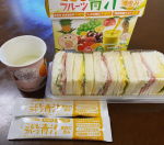 softm15.こどもフルーツ青汁は忙しい朝に大助かり✨一包を牛乳に入れ混ぜたら出来上がり！毎日栄養が気になるけど、これのおかげでだいぶ手抜きさせてもらってます🤣野菜嫌いの子どもにぴっ&hellip;のInstagram画像