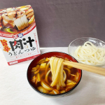 ..暑くても辛いものが食べたい...🔥そんな時にピッタリ、👉正田醤油の旨辛肉汁うどんつゆ⌒⌒⌒⌒⌒⌒⌒⌒⌒⌒⌒⌒⌒⌒⌒⌒用意するもは、うどん、野菜、油揚げなど今回は白菜を入れてみた&hellip;のInstagram画像