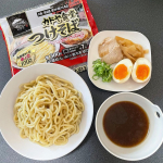 .#今日のお昼ごはん は　大阪の名店『カドヤ食堂』監修商品キンレイの「カドヤ食堂つけそば」麺、スープがセットになったつけ麺です。調理方法➡️麺はレンジで温めて水で締める。スープはお湯&hellip;のInstagram画像