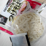 モチモチ麺のつけそばがレンジで！？.大阪・西長堀で愛される名店『カドヤ食堂』の監修商品だそうです。キンレイ様といえばお水がいらないシリーズ！ですが、こちらはつけ麺！レンジでチンするだけでした😳&hellip;のInstagram画像