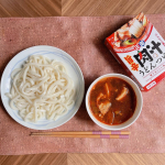.今日のランチ‼︎ピリ辛で元気が出る😆💪【旨辛肉汁うどんつゆ】2種の醤油をベースに枕崎製造鰹節と乾燥椎茸のだしを合わせたつゆ🎵専門店の本格的な味を短時間で簡単につくれるとは嬉&hellip;のInstagram画像
