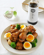 亀甲萬本店限定醤油の「火入れ醤油 亀甲萬」をお試しさせていただきました。鶏肉の煮物に使ってみましたがまろやかで美味しかったです。原材料にこだわり、北海道産の丸大豆と小麦、国産塩を使ったしょうゆ&hellip;のInstagram画像